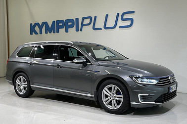 Volkswagen Passat Variant GTE Plug-In Hybrid 160 kW (218 hv) DSG-automaatti - Jakohihna 263 tkm / Webasto / ACC / Taittuva Vetokoukku / Sähköluukku / Apple CarPlay / Android Auto / BI-LED