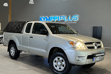 Toyota Hilux Extra Cab 2,5 D-4D 4WD DLX - Suomi-auto / Lämpöpaketti / Vetokoukku / 2x renkaat